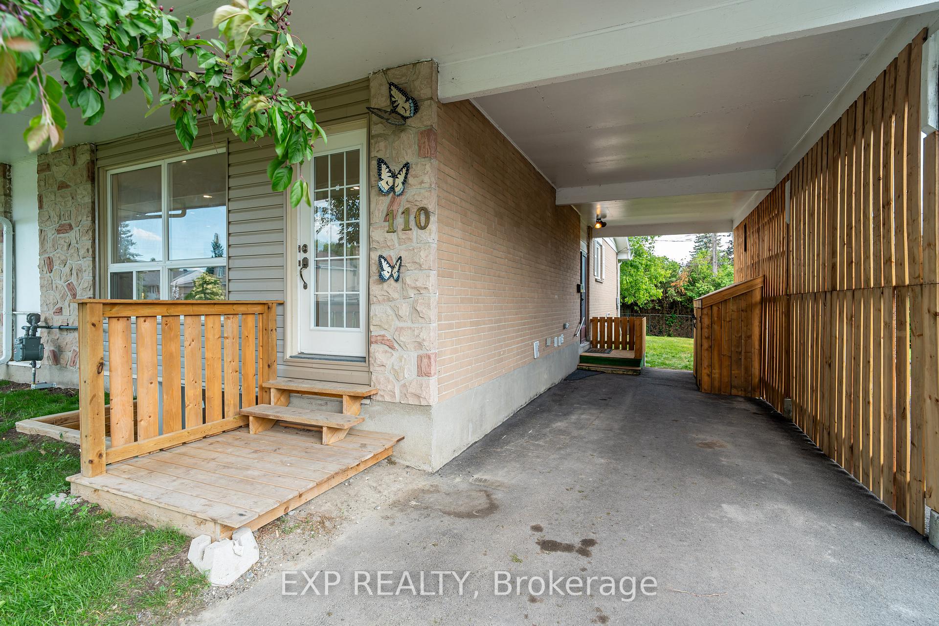 Photo 2 of 110 Fieldrow Street, Ottawa, Meadowlands/Crestview — HOMEH