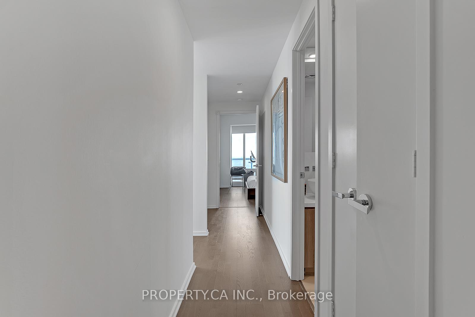Photo 3 of Unit 5206, 1 Bloor Street E, Toronto, Church-Yonge Corridor — HOMEH