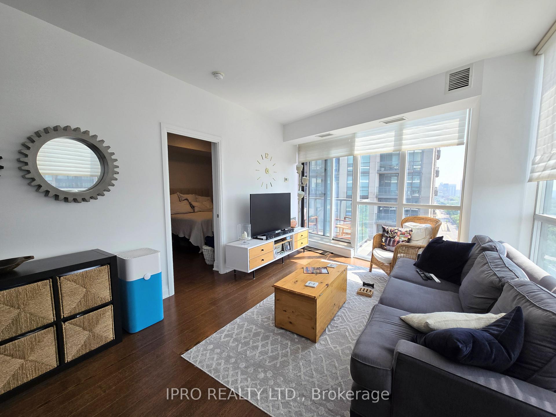 Front of Unit 1607, 530 St. Clair Avenue W