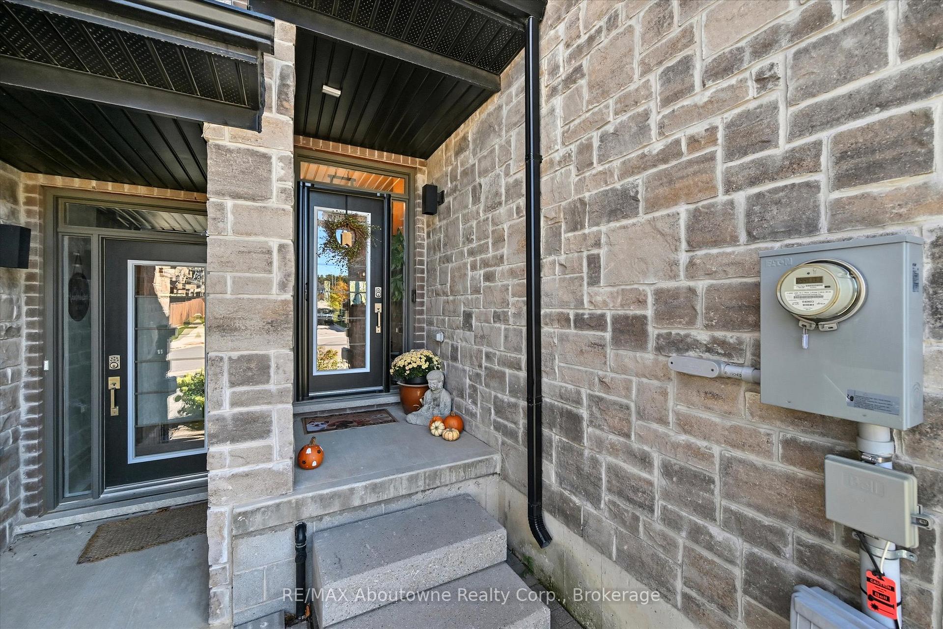 Photo 2 of 3969 Crown Street, Lincoln, Beamsville — HOMEH