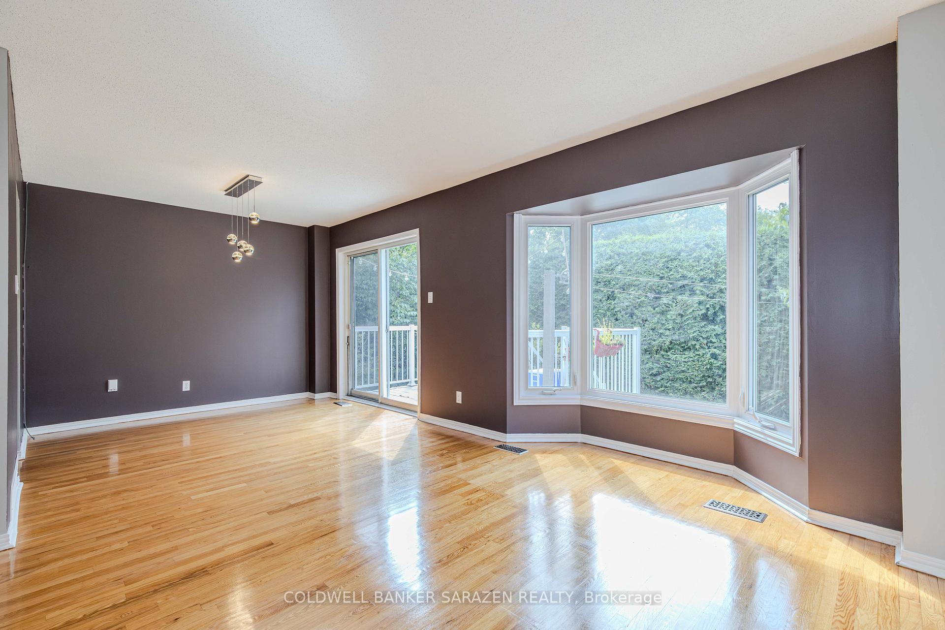 Photo 2 of 22 Crimson Gate, Ottawa, Hunt Club Park/Greenboro — HOMEH