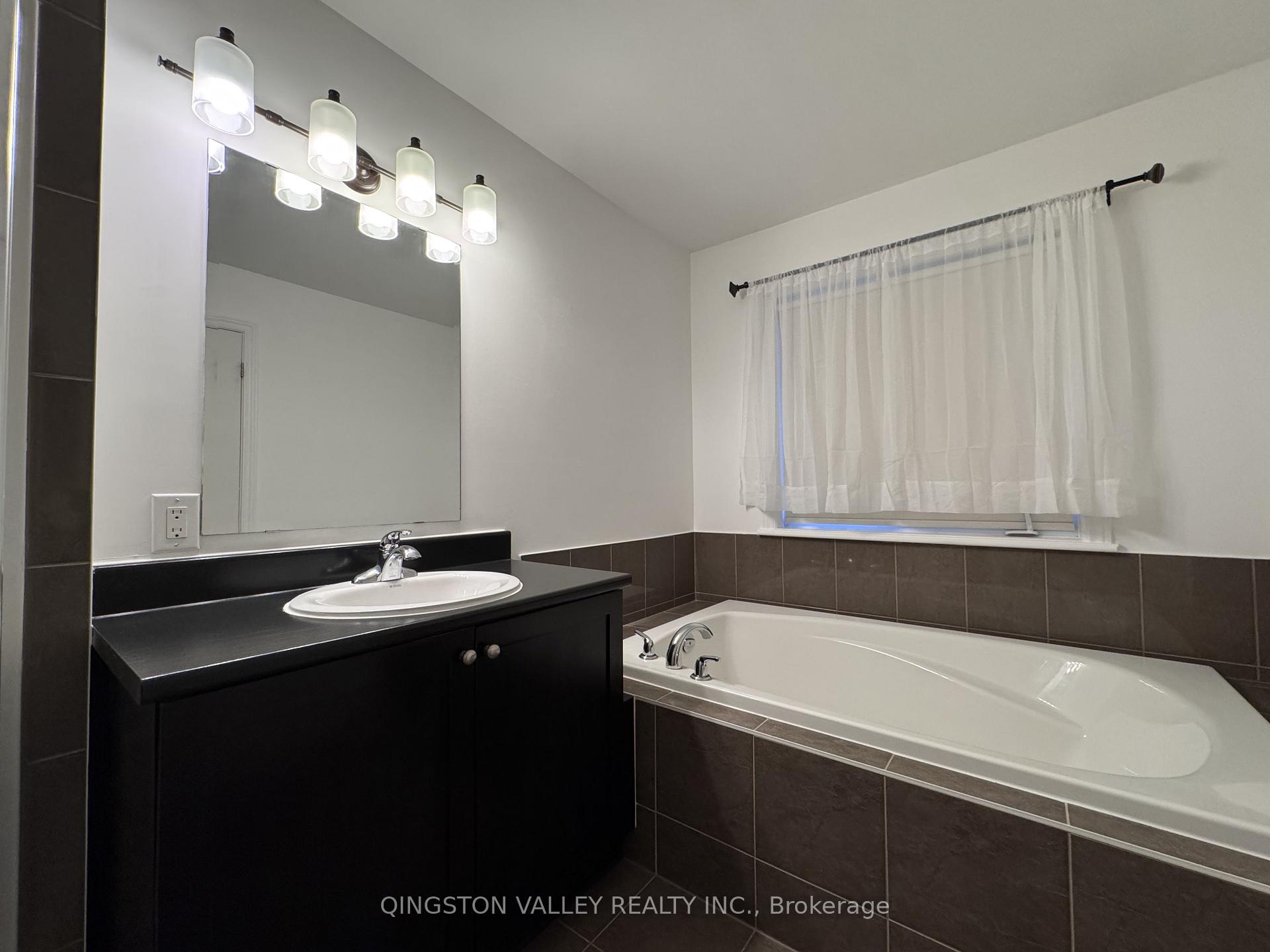 Photo 19 of 40 Torbec Avenue, Ottawa, Kanata - Kanata Lakes/Heritage Hills — HOMEH