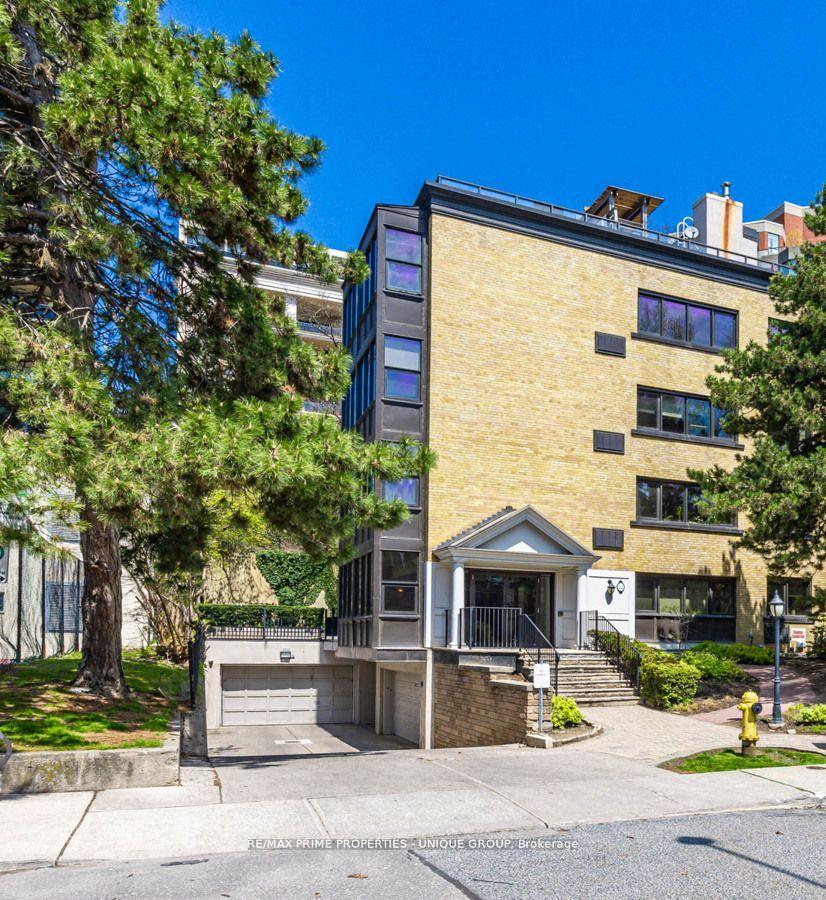 Front of Unit 403, 22 Woodlawn Avenue E