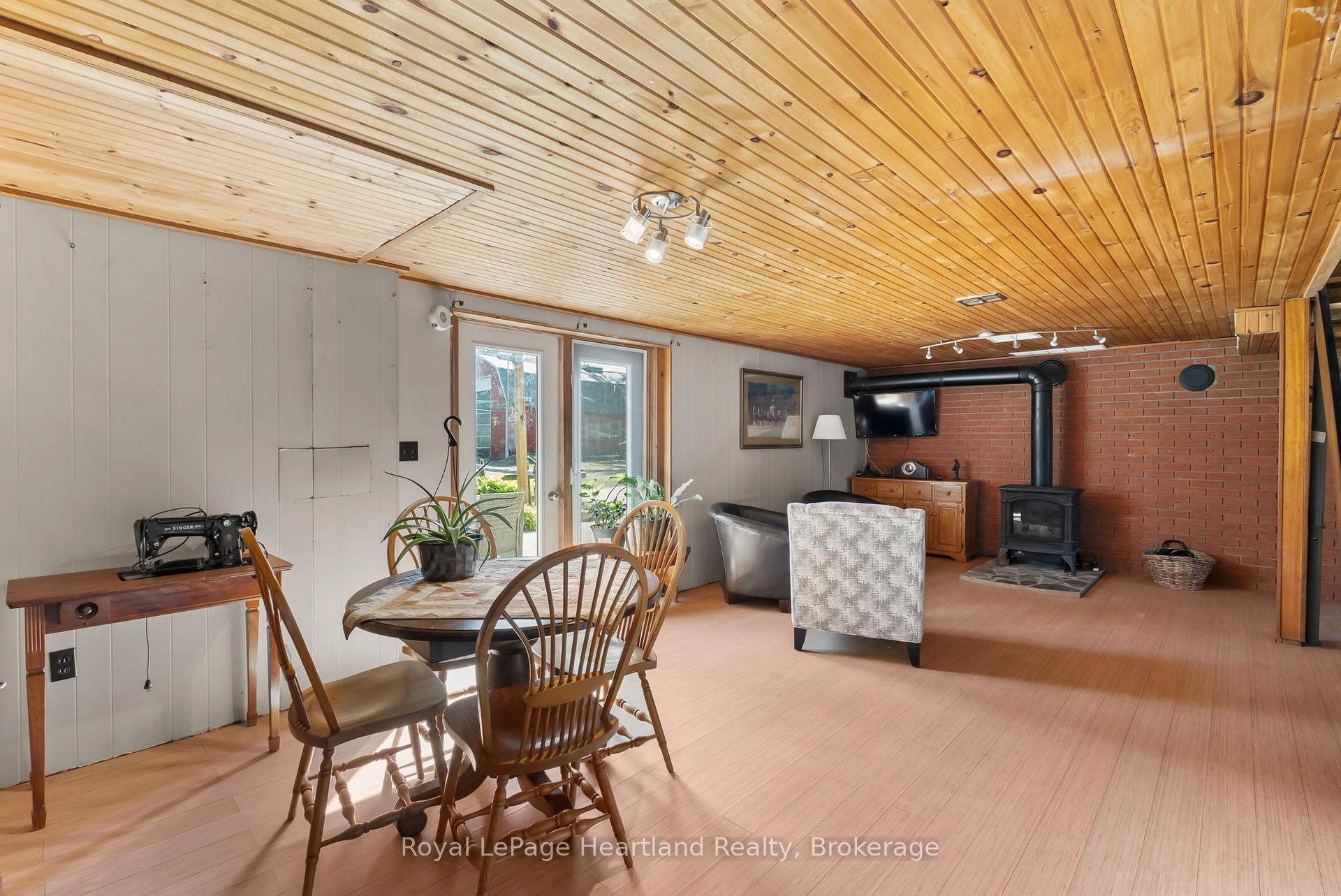 Photo 4 of 8715 Wellington Rd 7, Mapleton, Rural Mapleton — HOMEH
