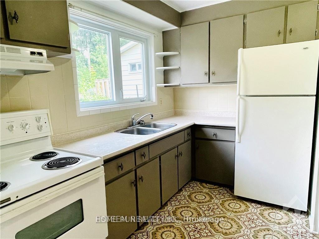 Photo 10 of 825 A Maitland Avenue, Ottawa, McKellar Heights — HOMEH