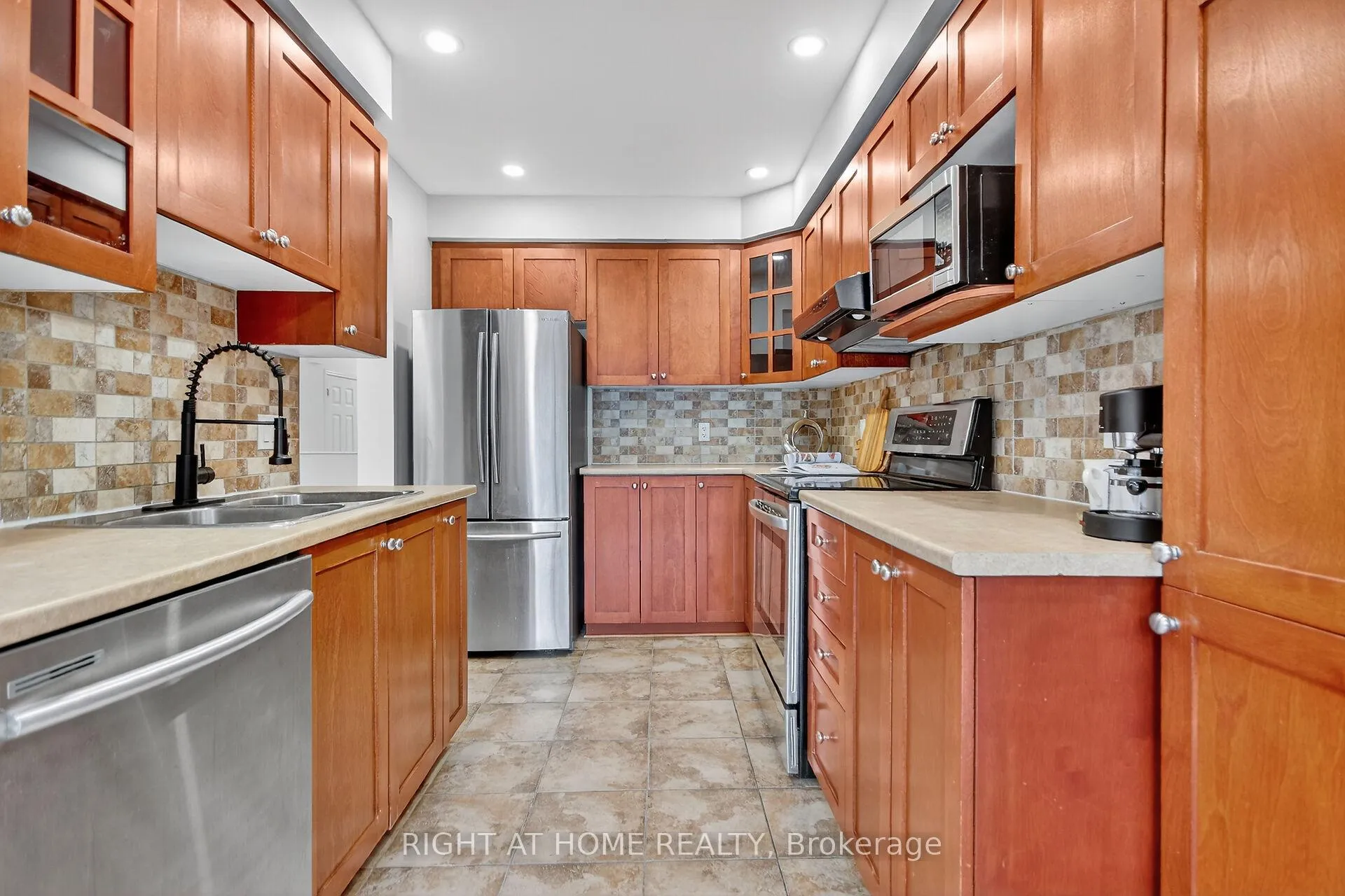 Photo 6 of 302 Goldridge Drive, Ottawa, Kanata - Kanata Lakes/Heritage Hills — HOMEH