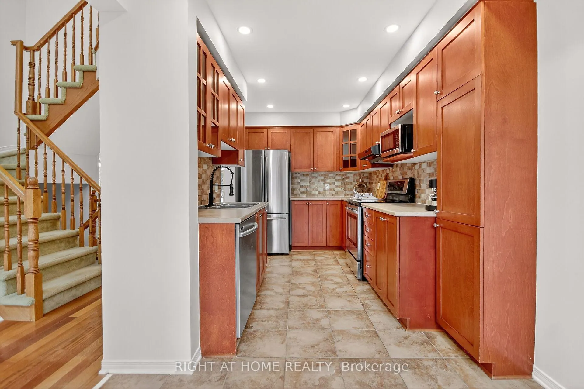 Photo 7 of 302 Goldridge Drive, Ottawa, Kanata - Kanata Lakes/Heritage Hills — HOMEH