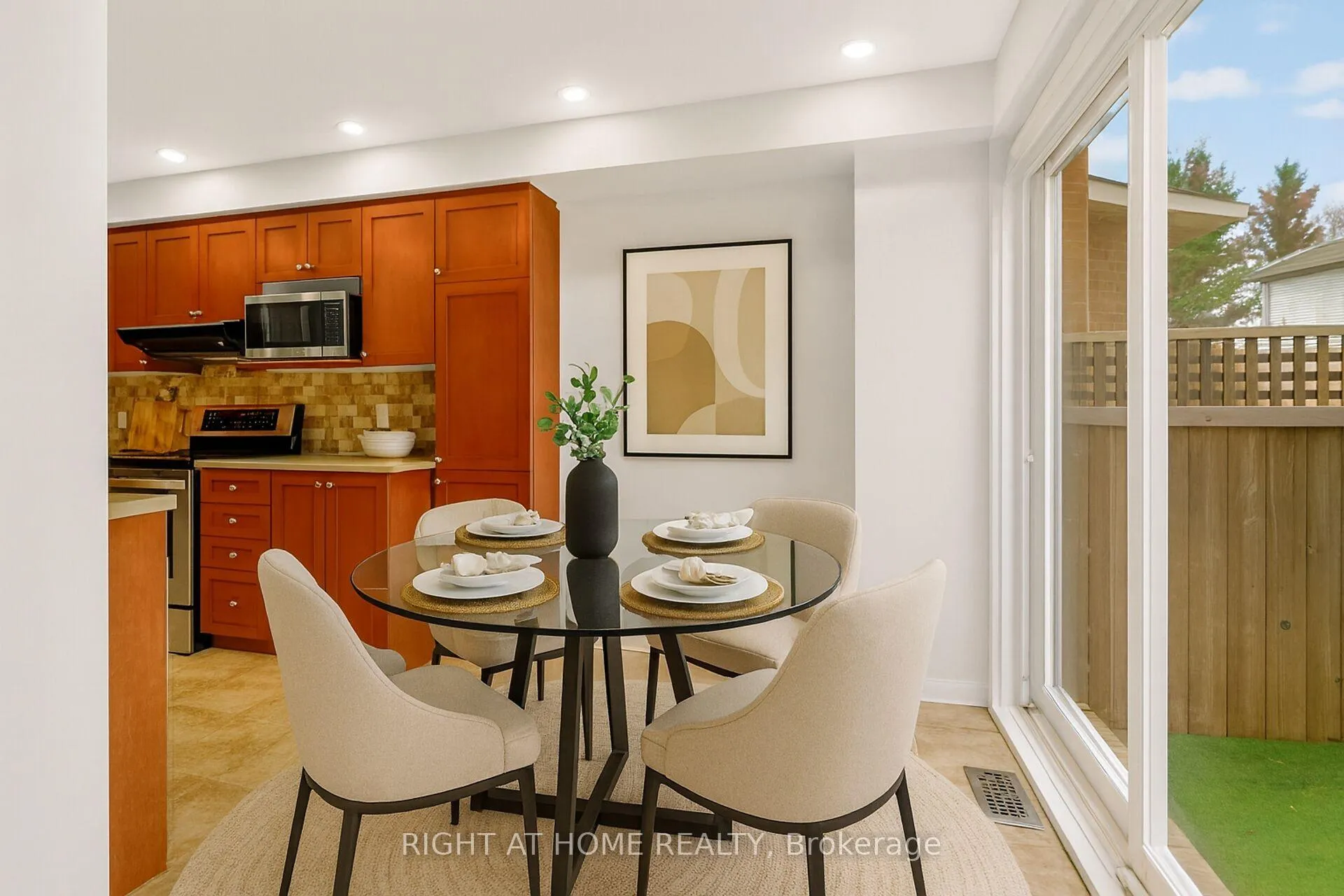 Photo 8 of 302 Goldridge Drive, Ottawa, Kanata - Kanata Lakes/Heritage Hills — HOMEH