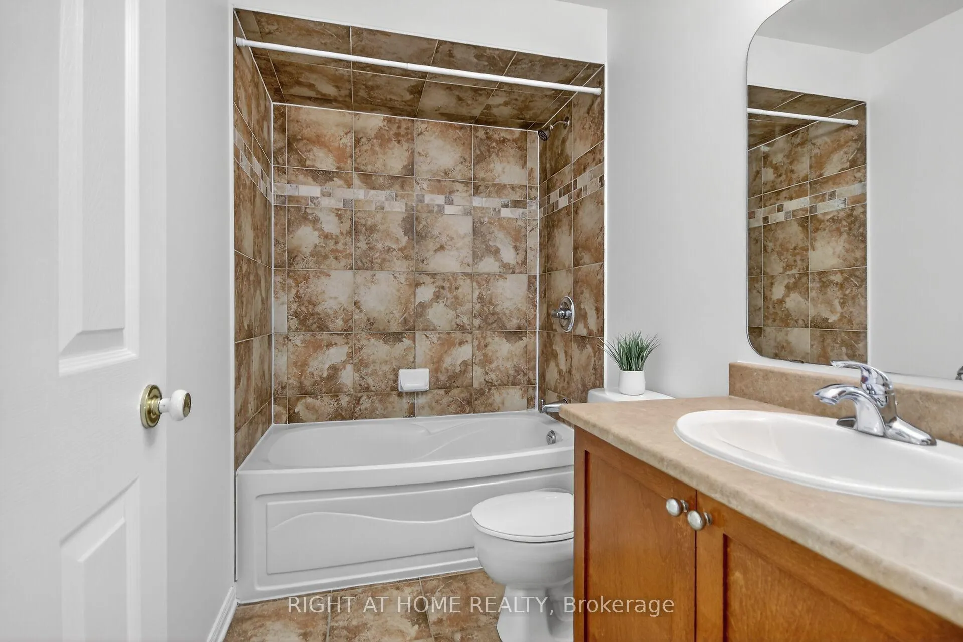 Photo 25 of 302 Goldridge Drive, Ottawa, Kanata - Kanata Lakes/Heritage Hills — HOMEH