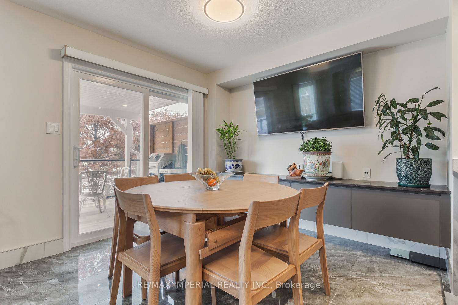 Photo 5 of 85 Maple Ridge Crescent E, Markham, Greensborough — HOMEH