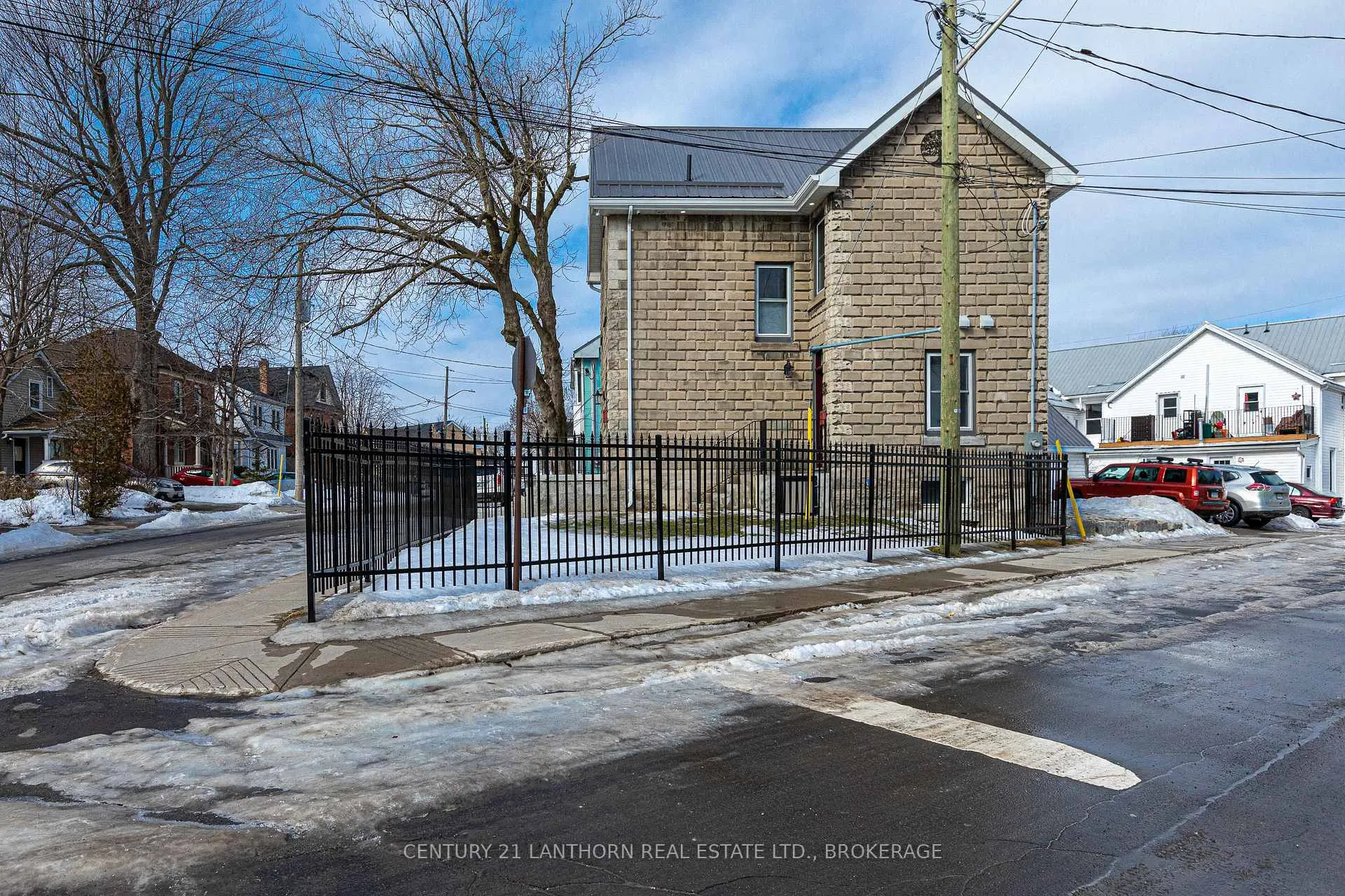 Photo 25 of 45 Chestnut Street, Kingston, East of Sir John A. Blvd — HOMEH