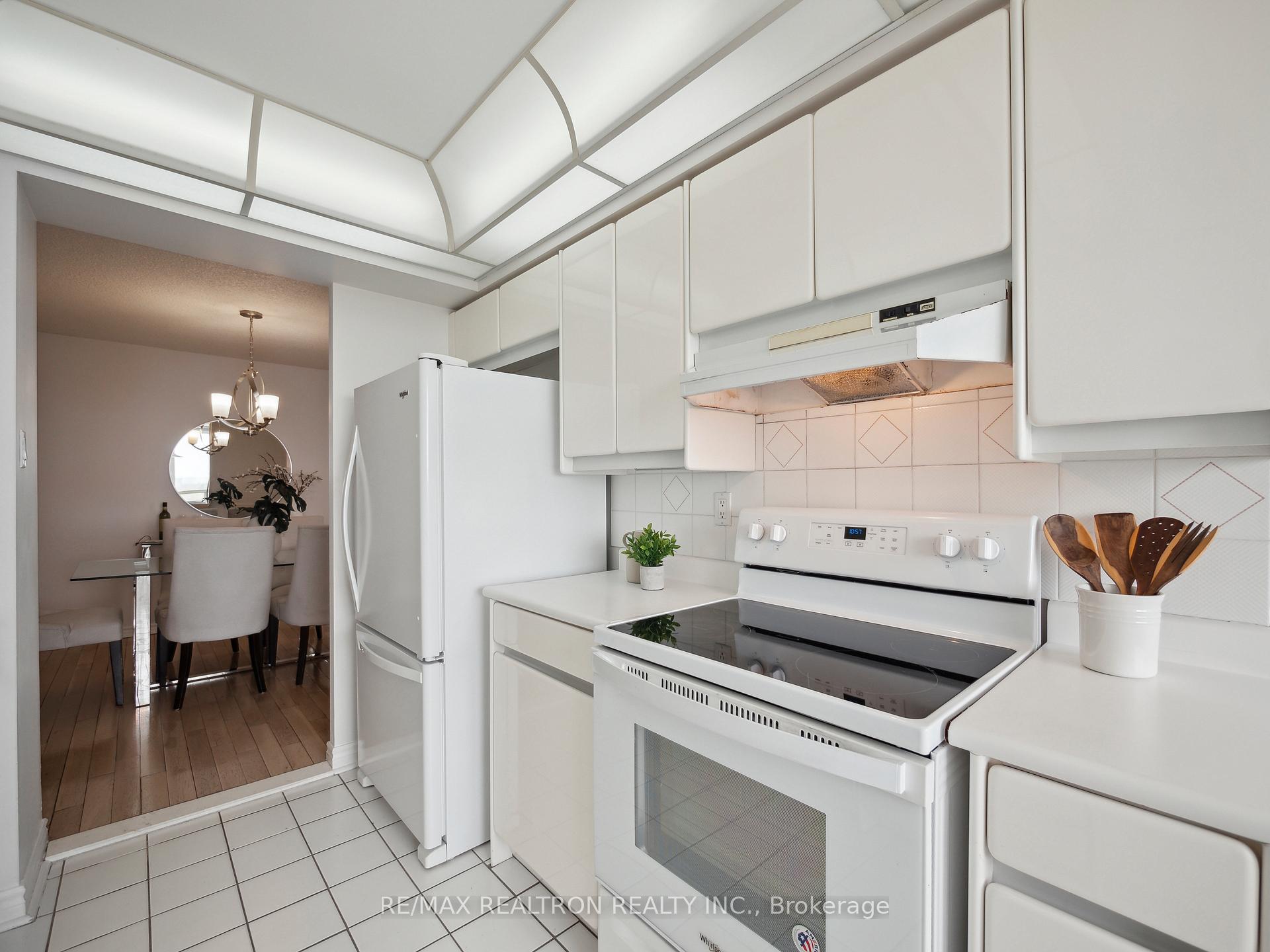 Photo 9 of Unit 704, 343 Clark Avenue W, Vaughan, Crestwood-Springfarm-Yorkhill — HOMEH