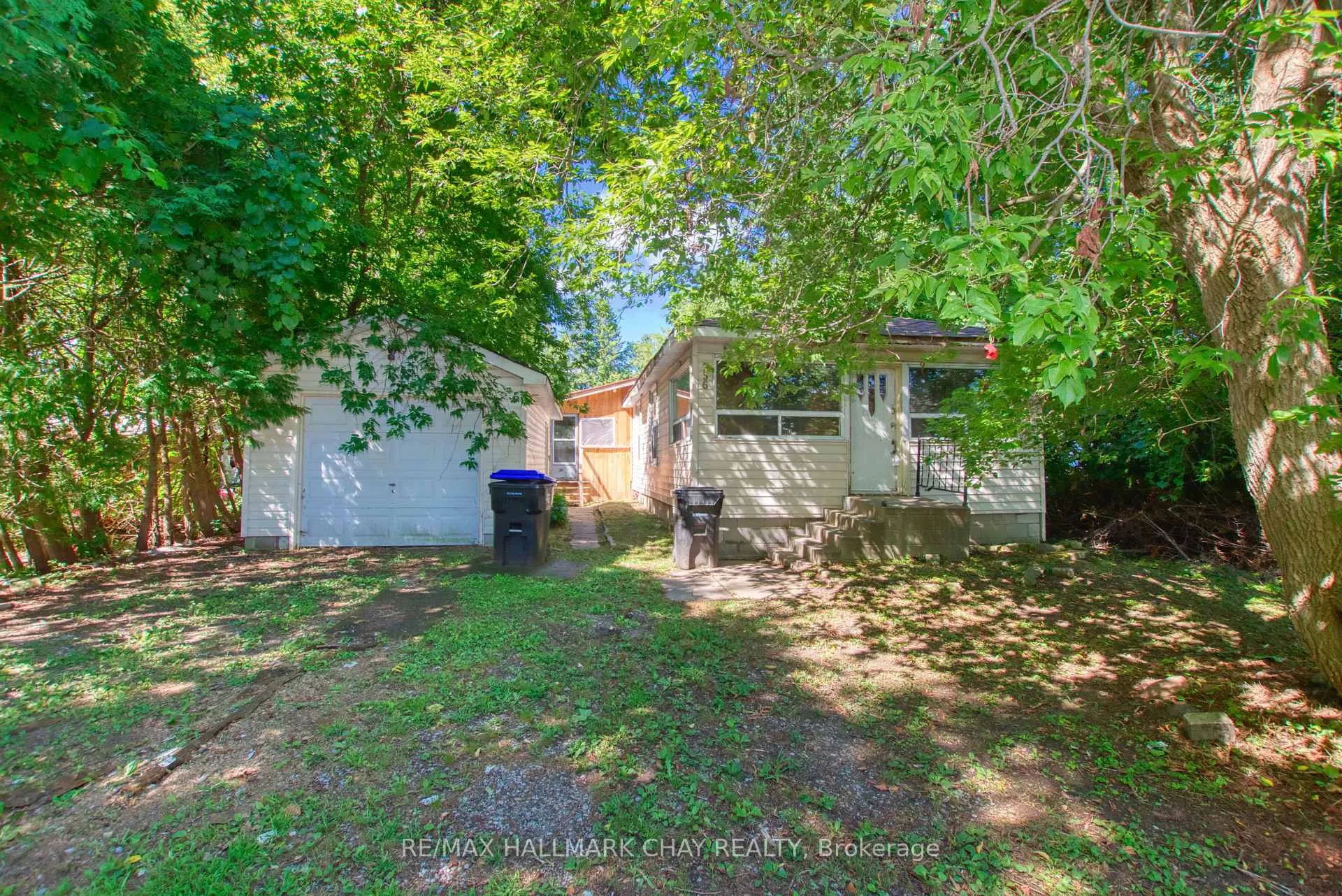 Front of 956 Carson Avenue