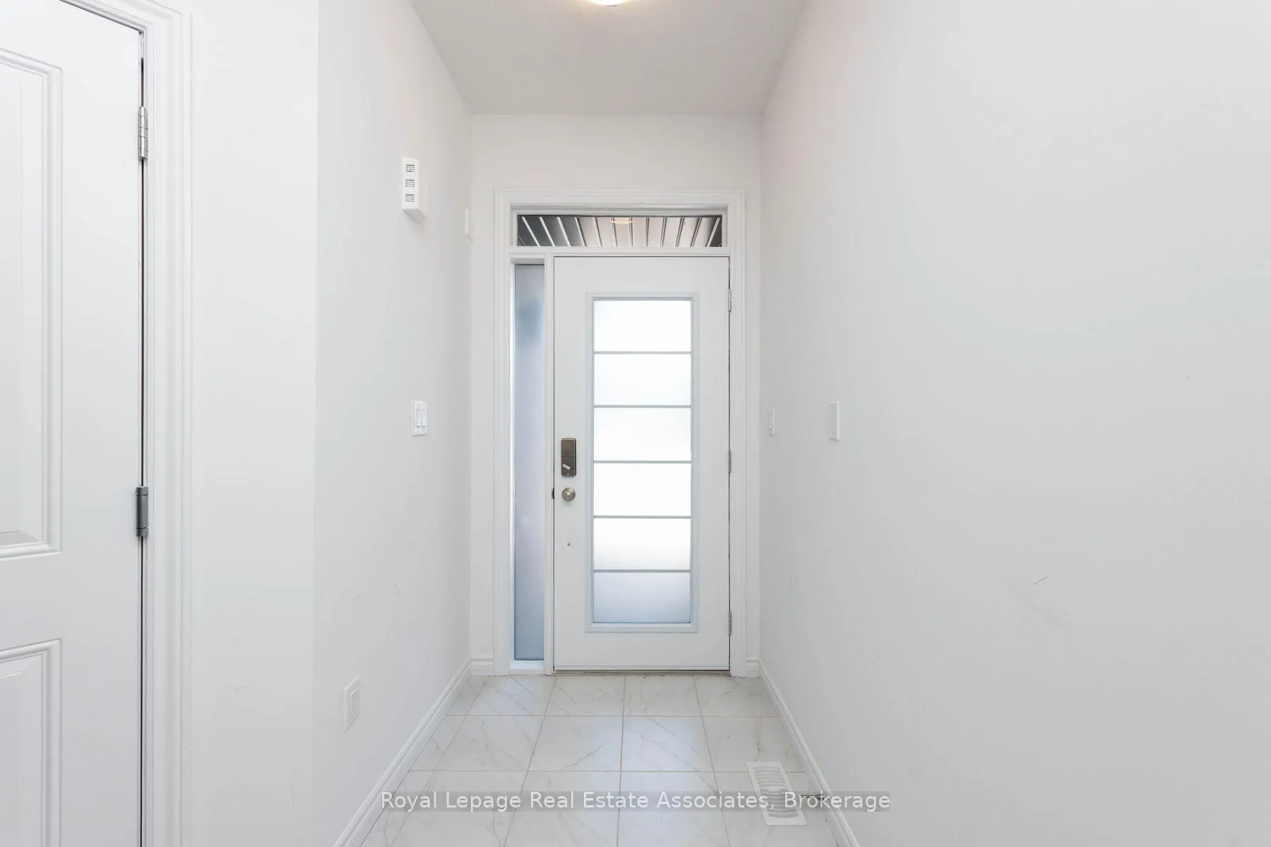 Photo 2 of 3985 Crown Street, Lincoln, Beamsville — HOMEH