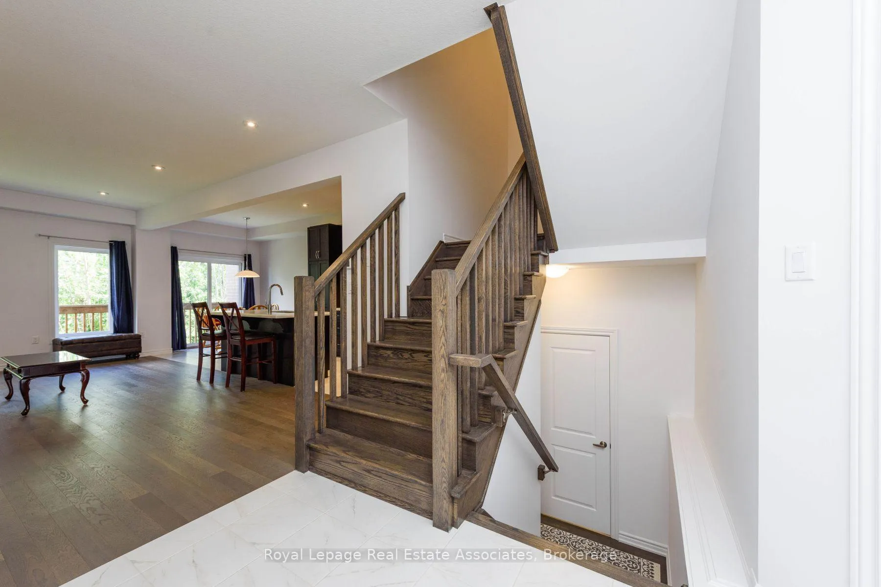 Photo 4 of 3985 Crown Street, Lincoln, Beamsville — HOMEH