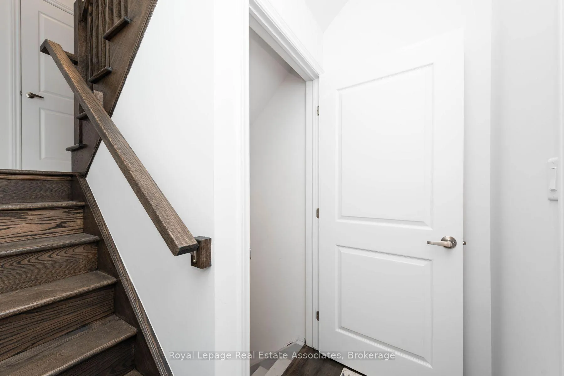 Photo 18 of 3985 Crown Street, Lincoln, Beamsville — HOMEH
