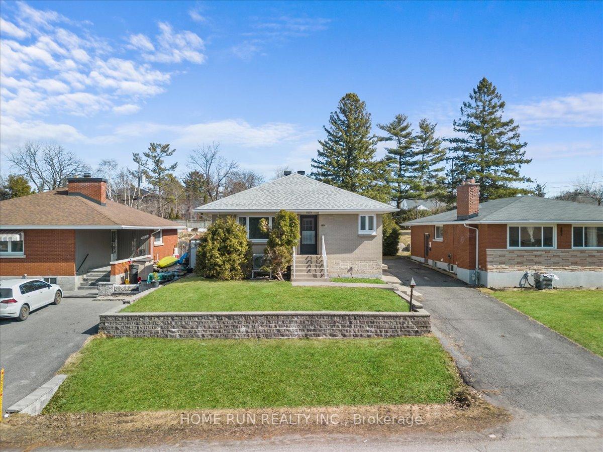 Front of 841 Iroquois Road