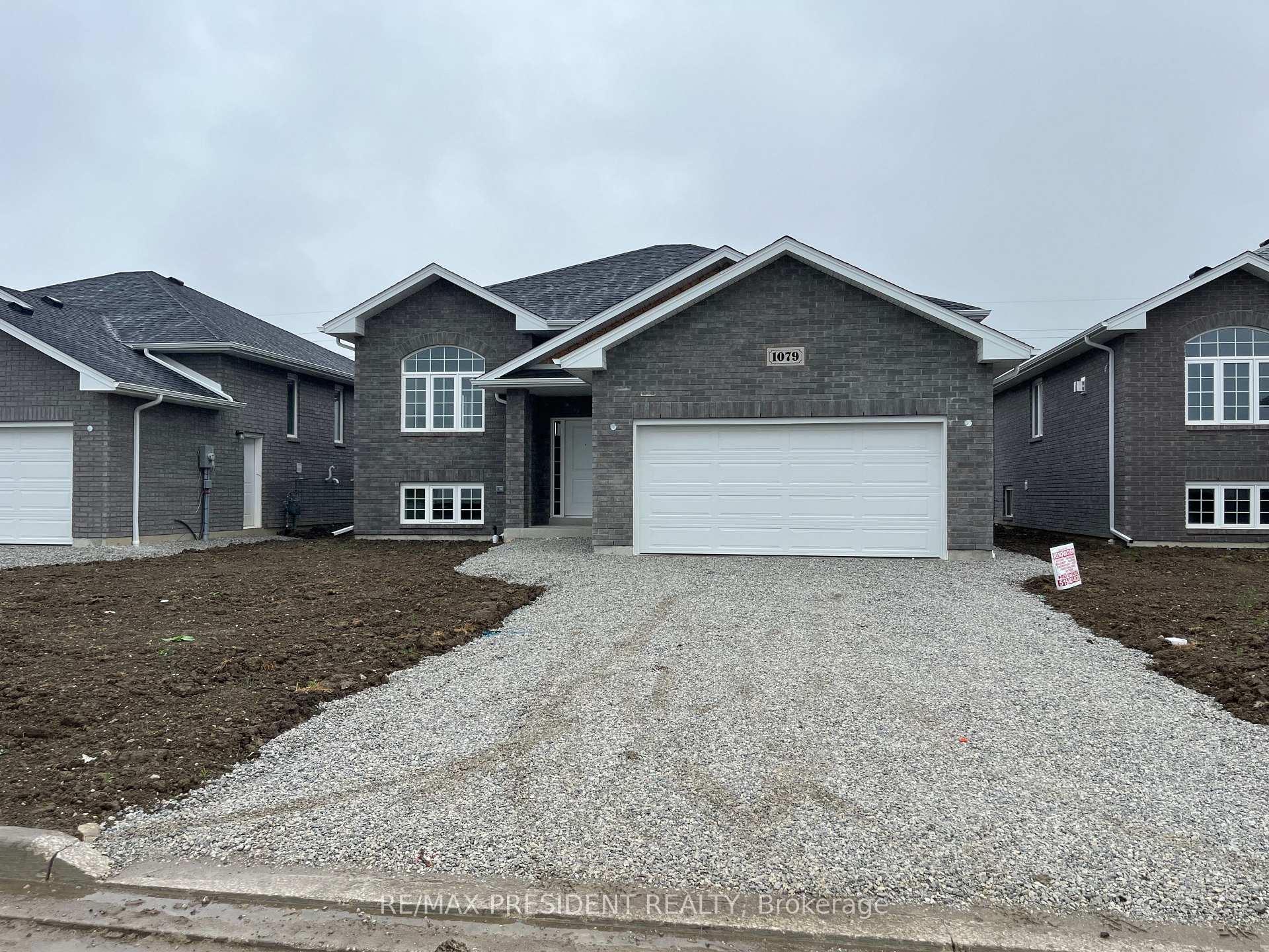 Photo 1 of 1079 Aspen Ridge Crescent, Lakeshore — HOMEH