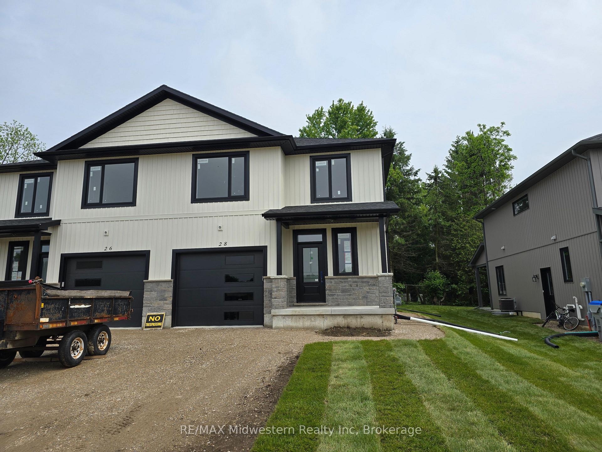 Front of 28 Roberts Street N