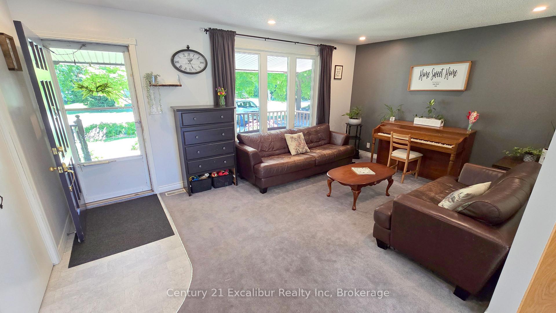 Photo 5 of 22 Rebecca Street W, Mapleton, Rural Mapleton — HOMEH