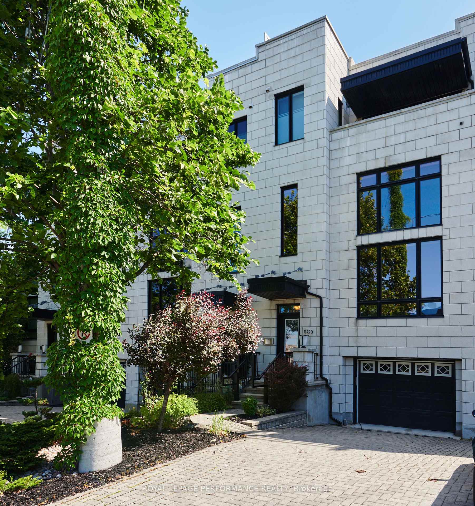 Front of 805 Kingsmere Avenue