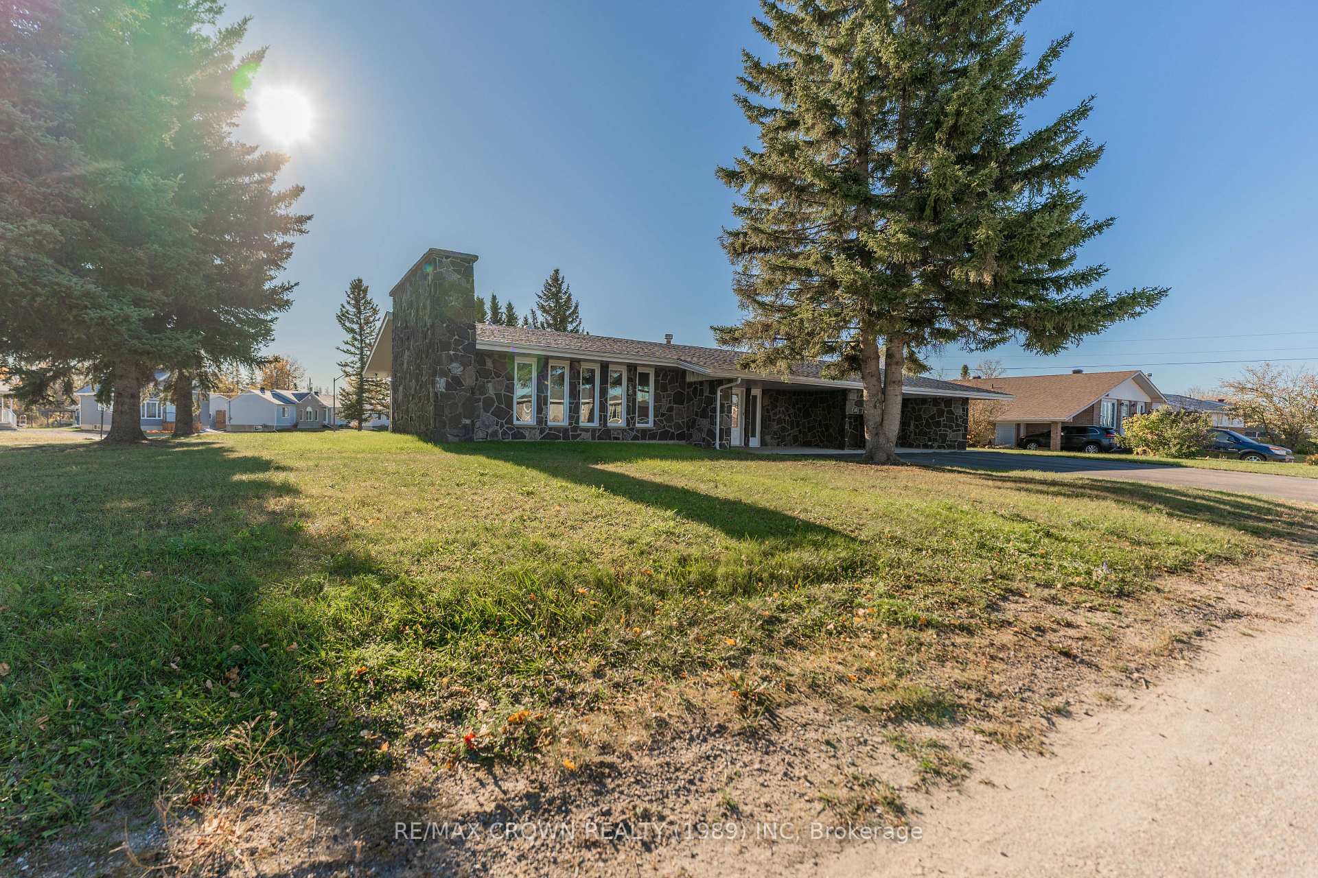 Photo 3 of 49 Hazel Street, Kapuskasing — HOMEH