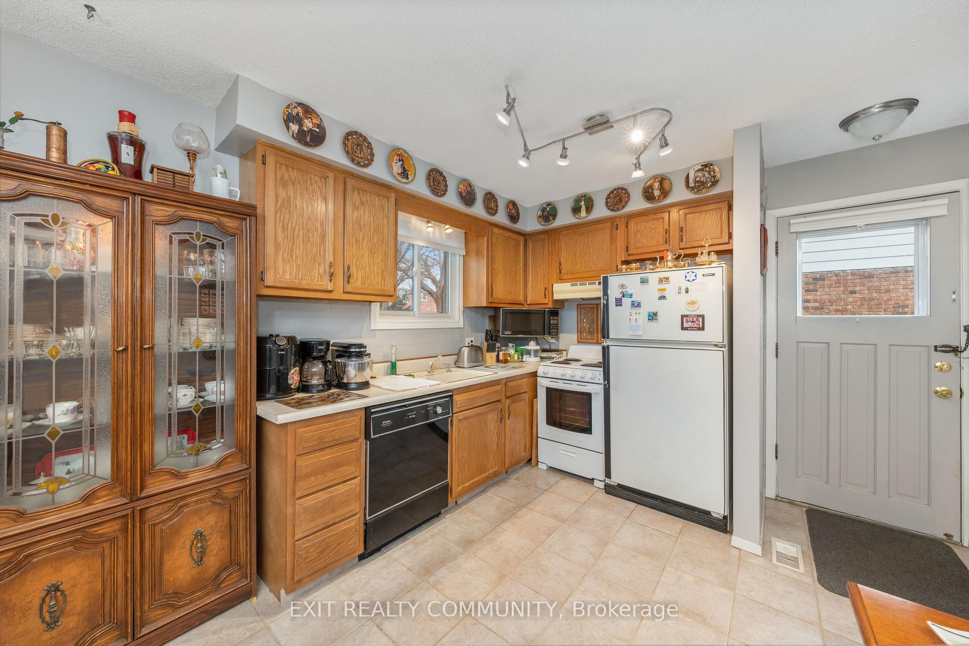 Photo 9 of 651 Roger Street, Sarnia — HOMEH