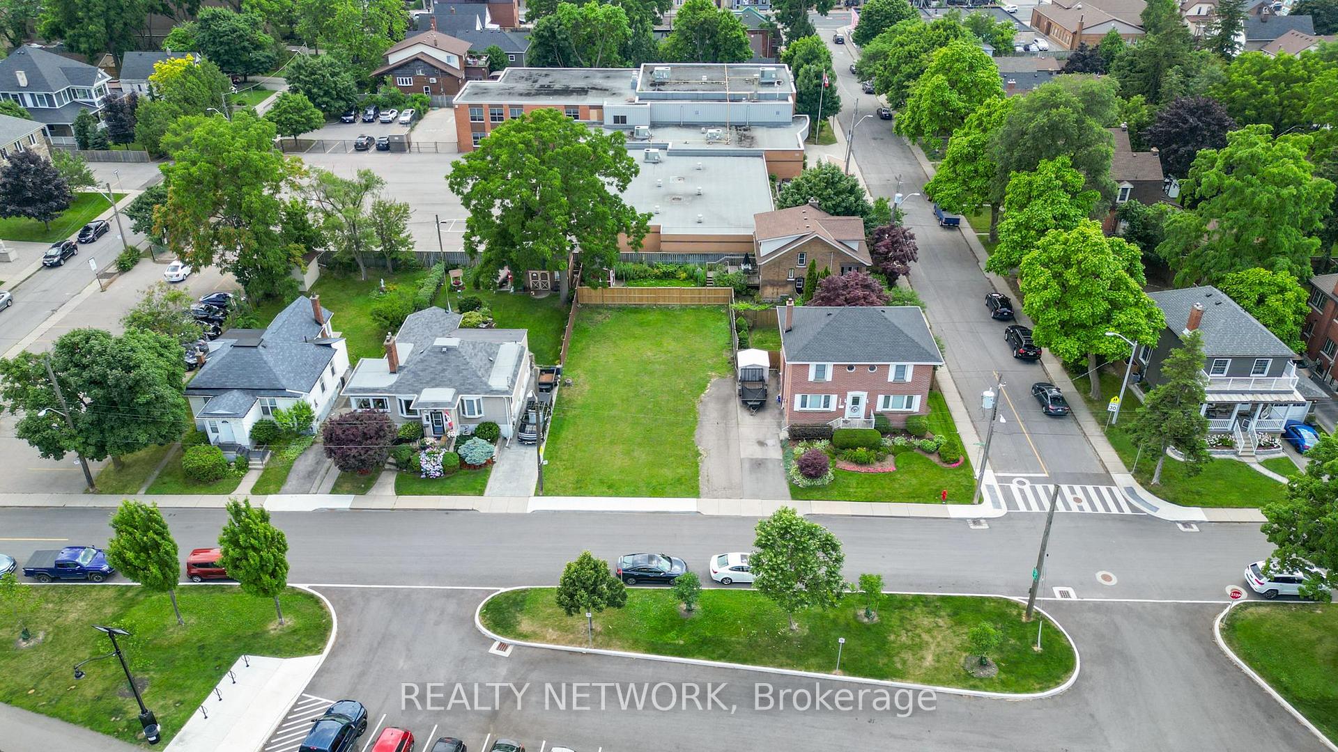 Photo 3 of 238 Mountain Park Avenue, Hamilton, Eastmount — HOMEH