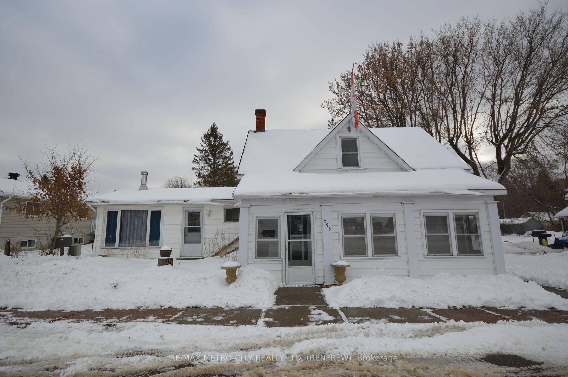 Front of 235 Renfrew Avenue W