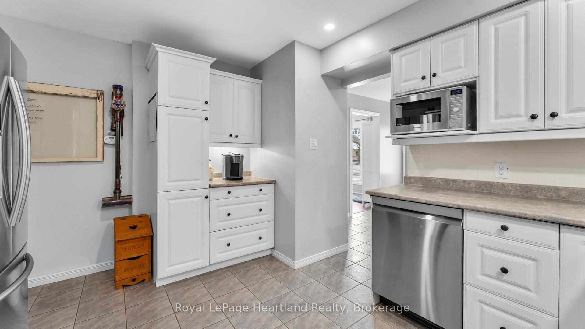 Photo 3 of 296 Walnut Street S, Goderich, Goderich (Town) — HOMEH