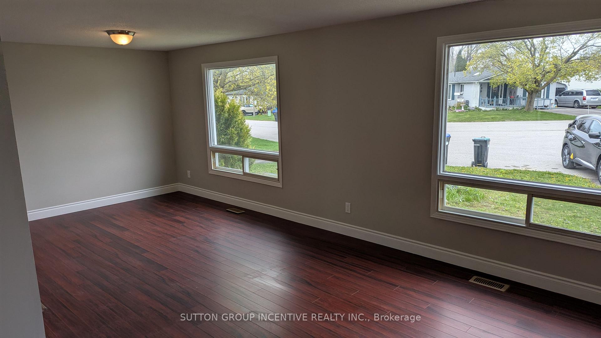 Photo 4 of 49 Royal Oak Drive, Innisfil, Cookstown — HOMEH