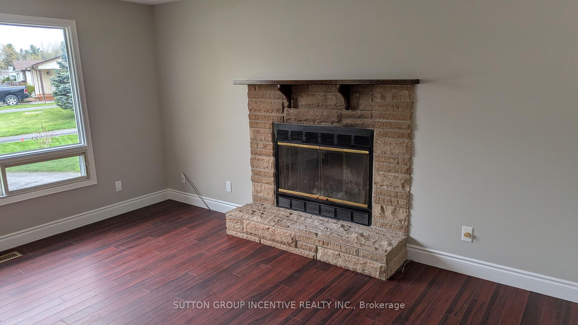 Photo 5 of 49 Royal Oak Drive, Innisfil, Cookstown — HOMEH