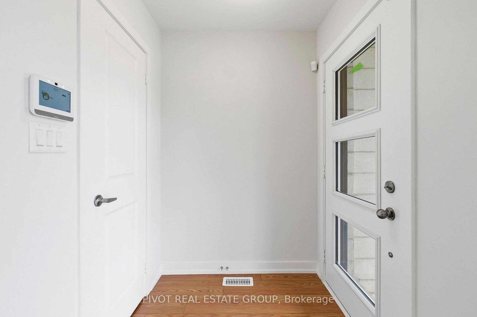 Photo 5 of 26 Pluto Way, Whitby, Brooklin — HOMEH