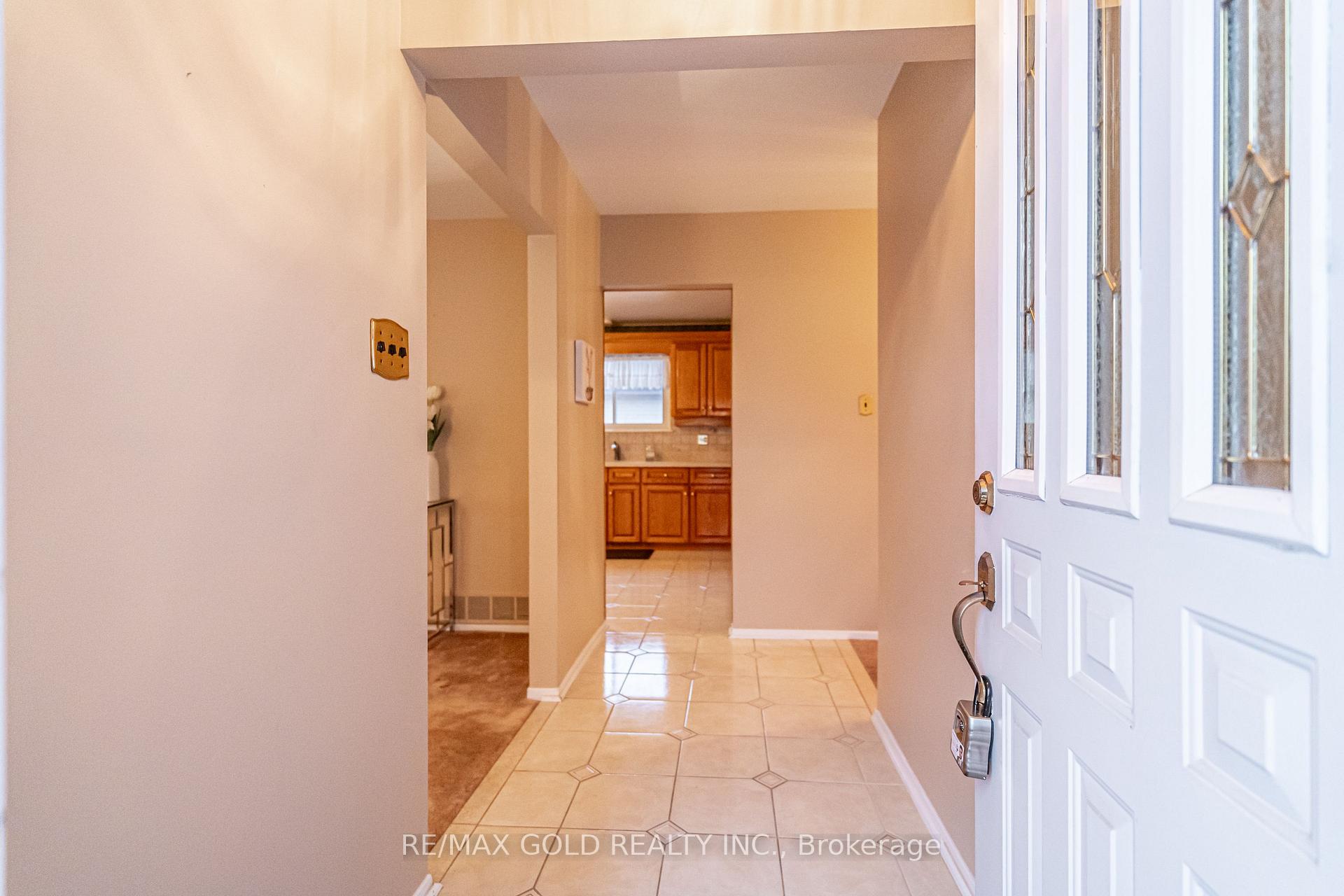 Photo 5 of 45 Belmont Drive, Brampton, Avondale — HOMEH