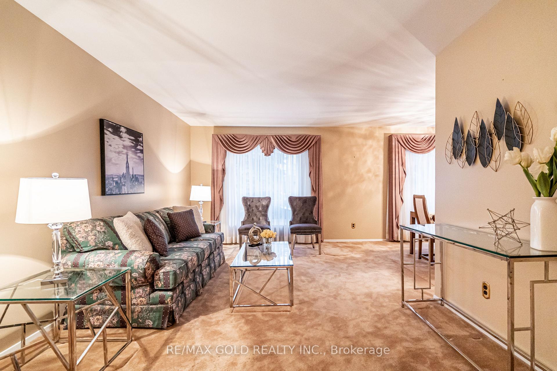 Photo 3 of 45 Belmont Drive, Brampton, Avondale — HOMEH