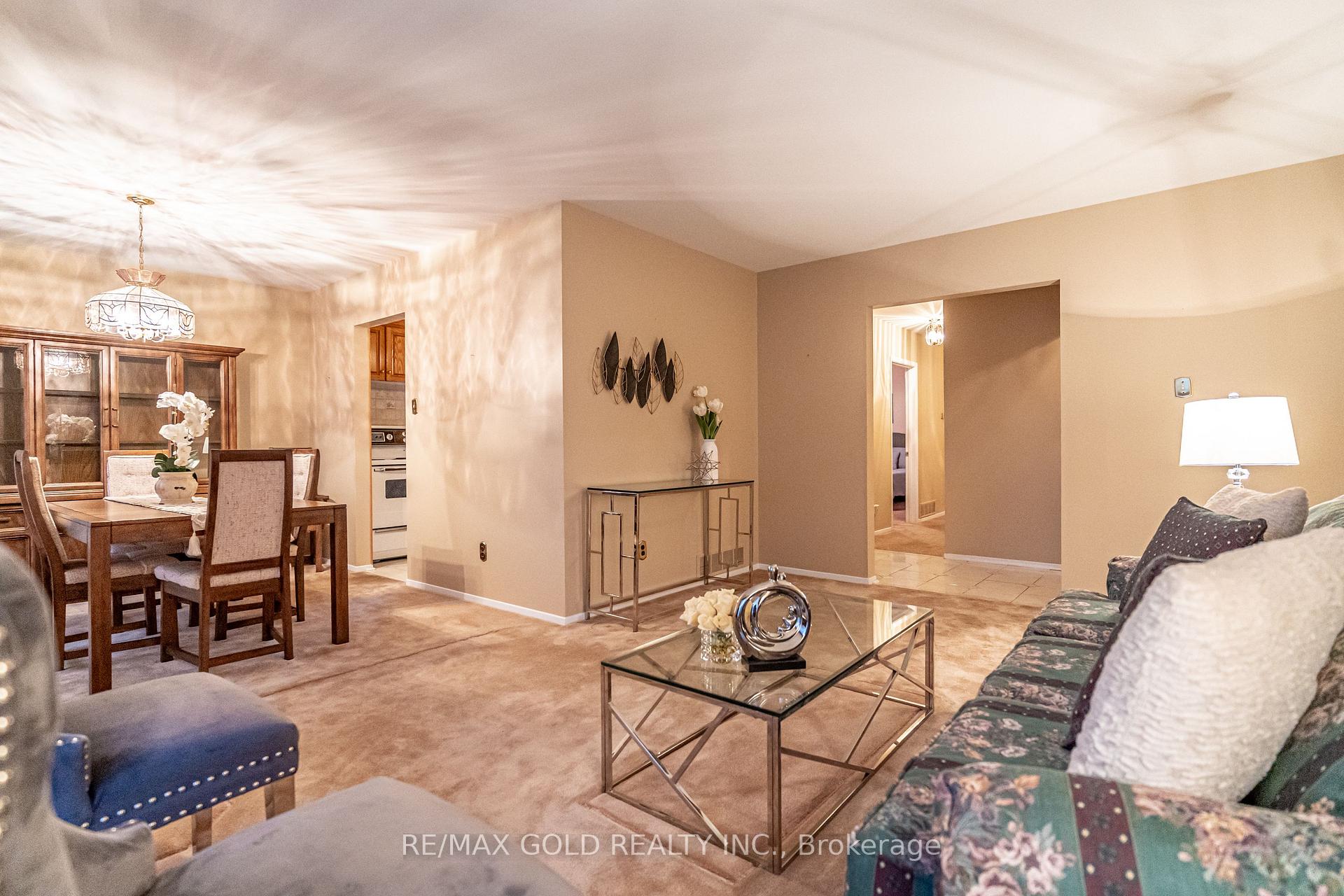Photo 4 of 45 Belmont Drive, Brampton, Avondale — HOMEH