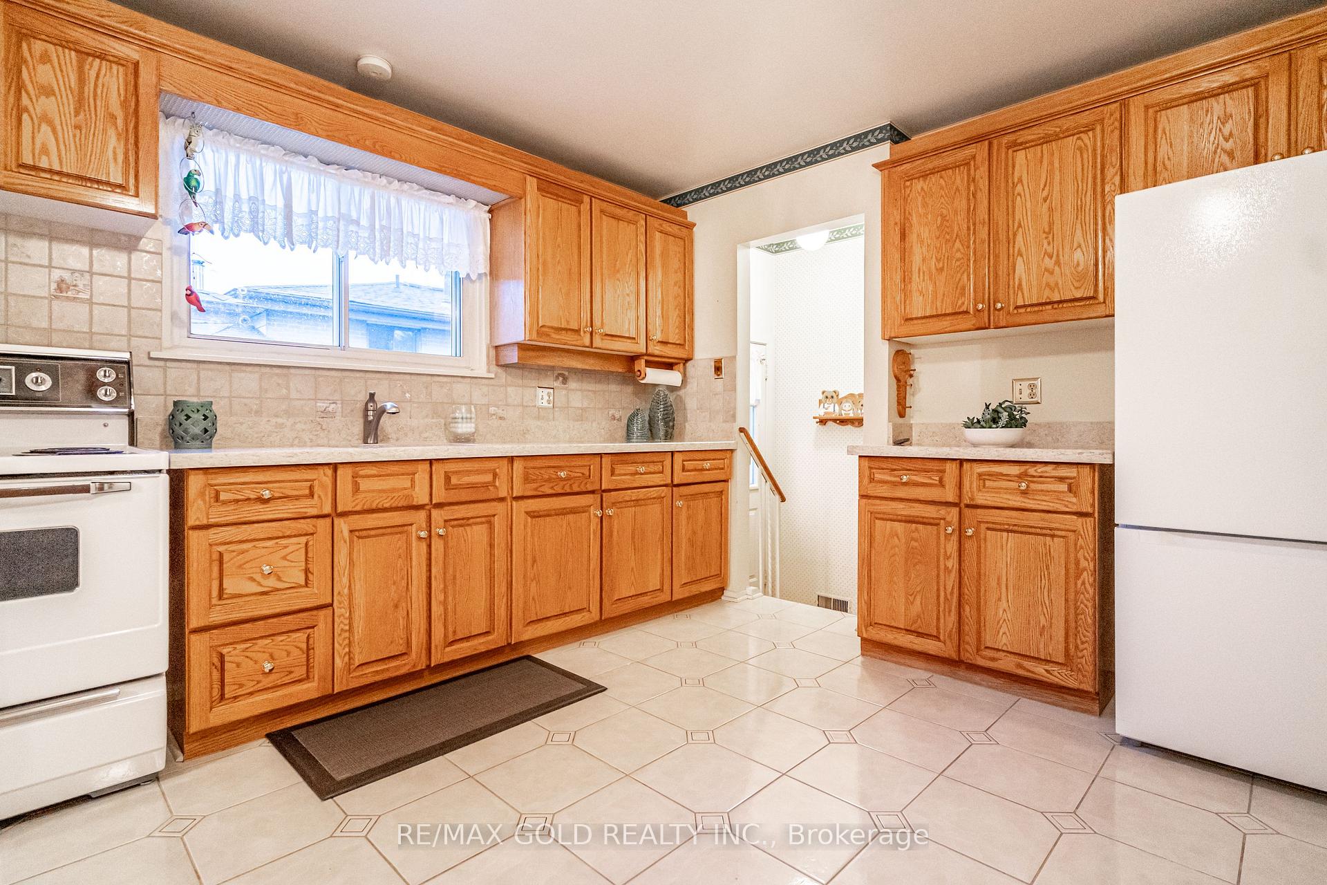 Photo 17 of 45 Belmont Drive, Brampton, Avondale — HOMEH