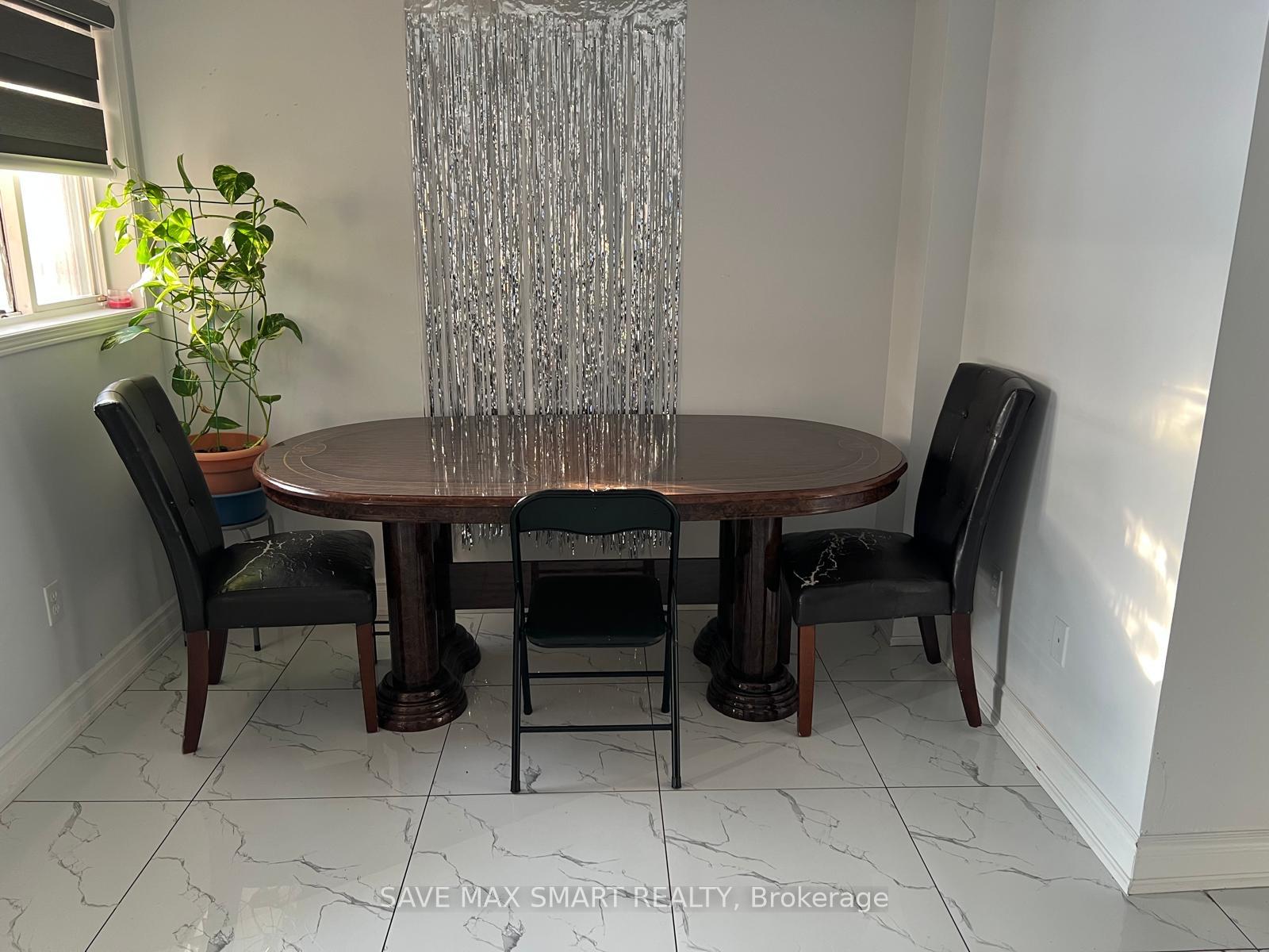 Photo 4 of 14 Willow Park Drive, Brampton, Sandringham-Wellington — HOMEH