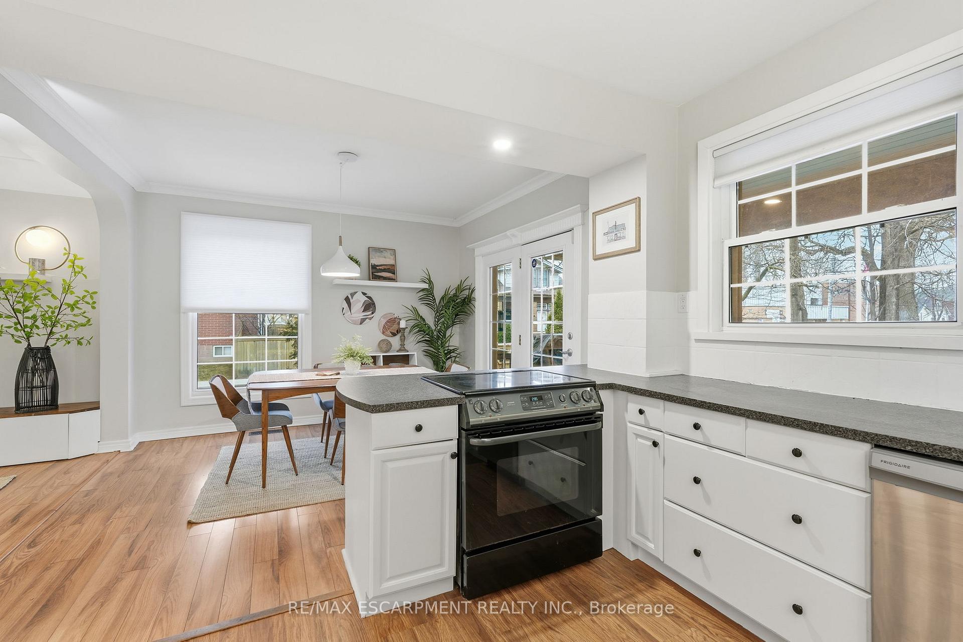 Photo 2 of 232 Mountain Park Avenue, Hamilton, Eastmount — HOMEH