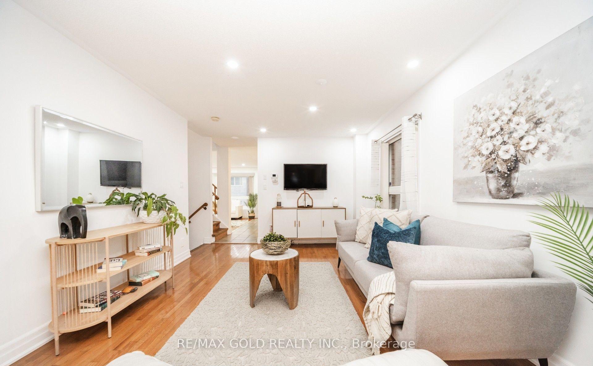 Photo 2 of 36 Roxton Crescent, Brampton, Fletcher's Meadow — HOMEH