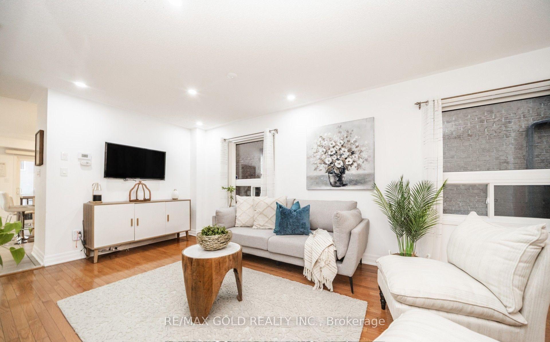 Photo 5 of 36 Roxton Crescent, Brampton, Fletcher's Meadow — HOMEH