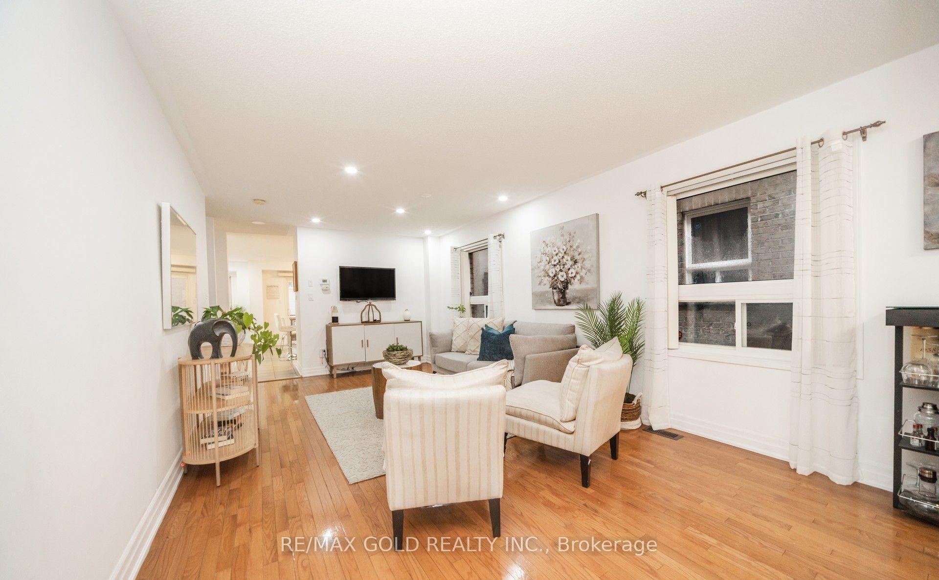 Photo 4 of 36 Roxton Crescent, Brampton, Fletcher's Meadow — HOMEH