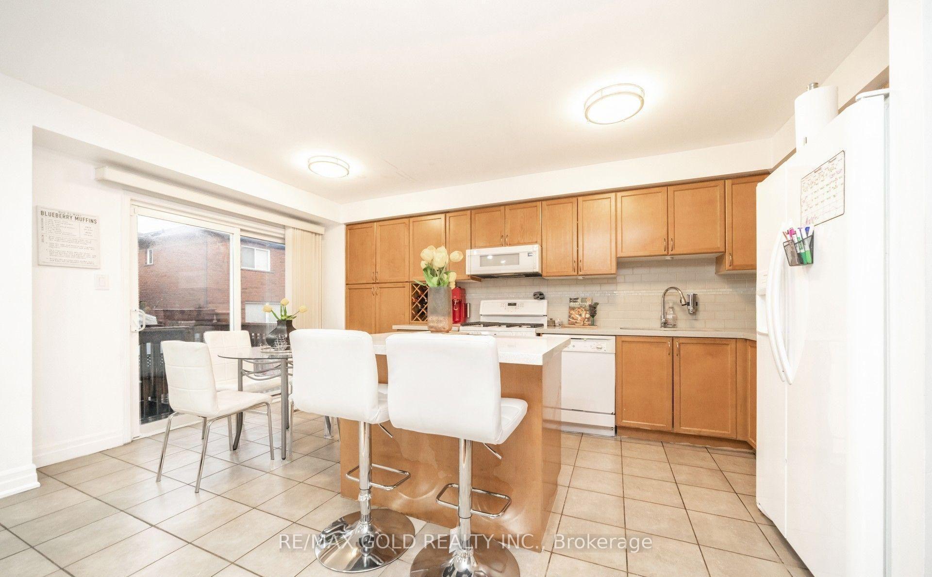 Photo 7 of 36 Roxton Crescent, Brampton, Fletcher's Meadow — HOMEH