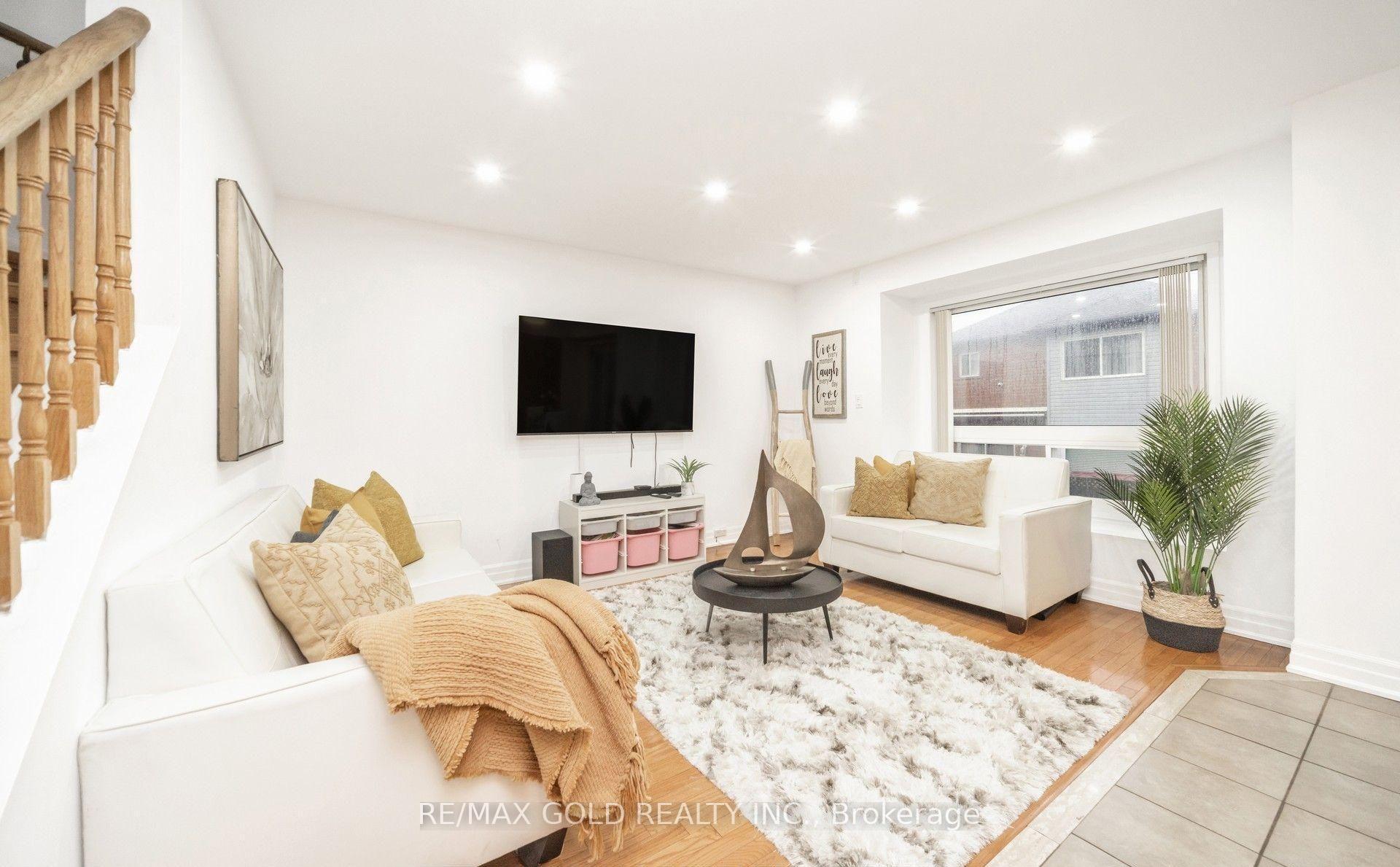 Photo 8 of 36 Roxton Crescent, Brampton, Fletcher's Meadow — HOMEH