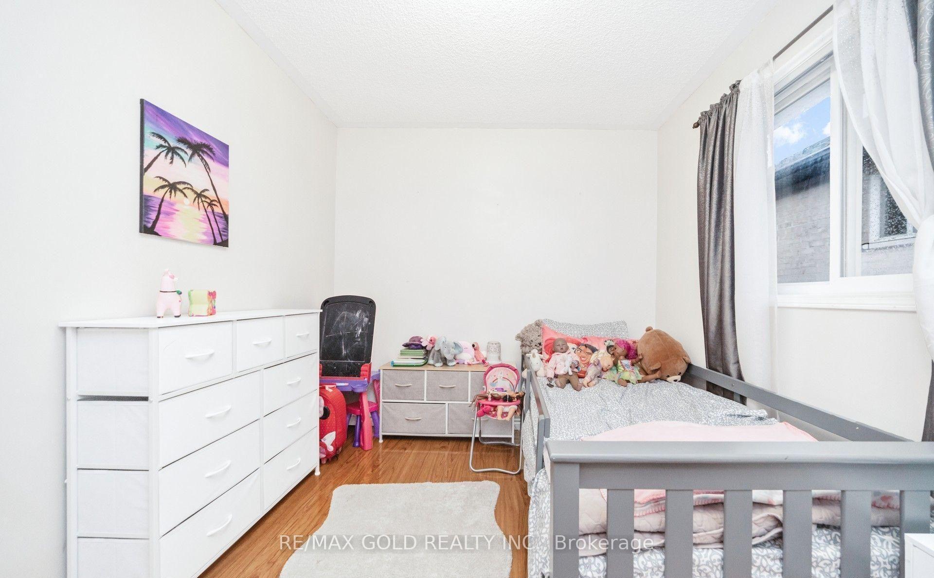 Photo 16 of 36 Roxton Crescent, Brampton, Fletcher's Meadow — HOMEH