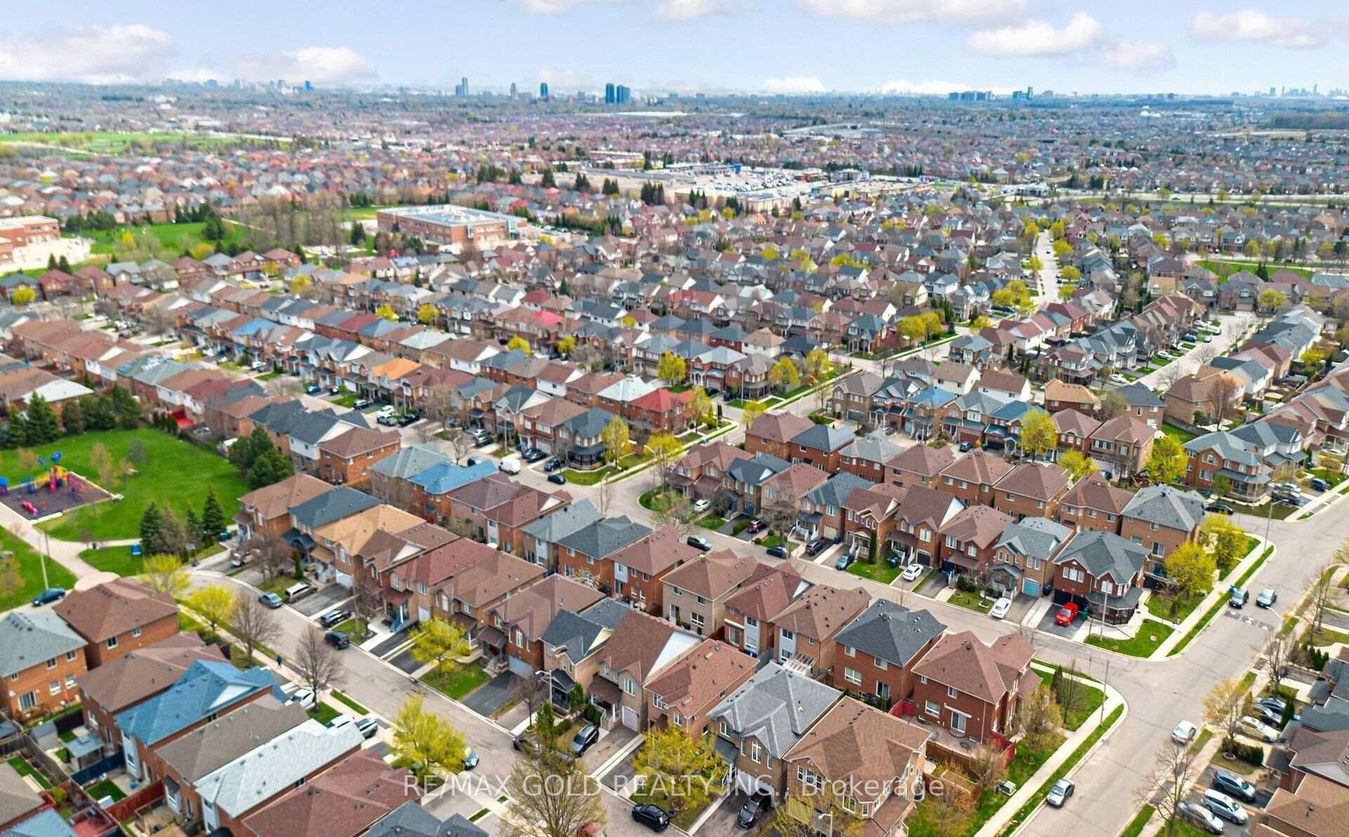 Photo 17 of 36 Roxton Crescent, Brampton, Fletcher's Meadow — HOMEH