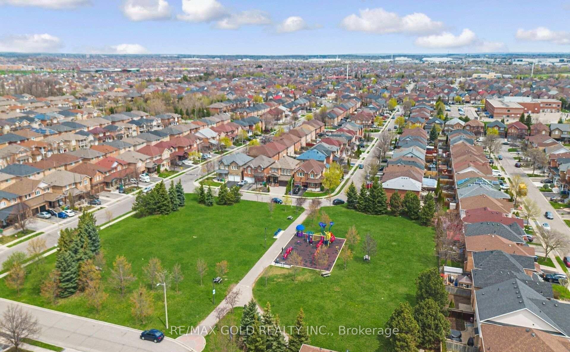 Photo 20 of 36 Roxton Crescent, Brampton, Fletcher's Meadow — HOMEH