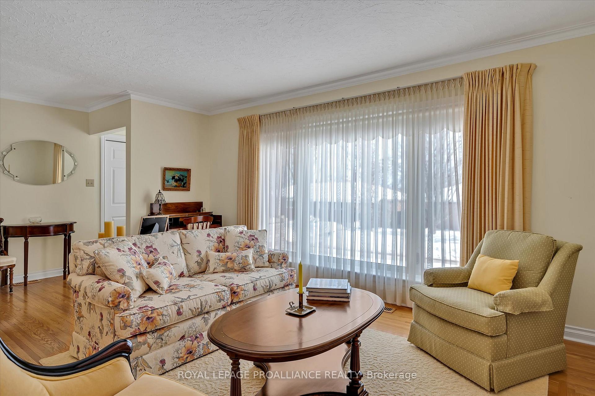 Photo 4 of 114 O'Carroll Avenue, Peterborough, Northcrest Ward 5 — HOMEH