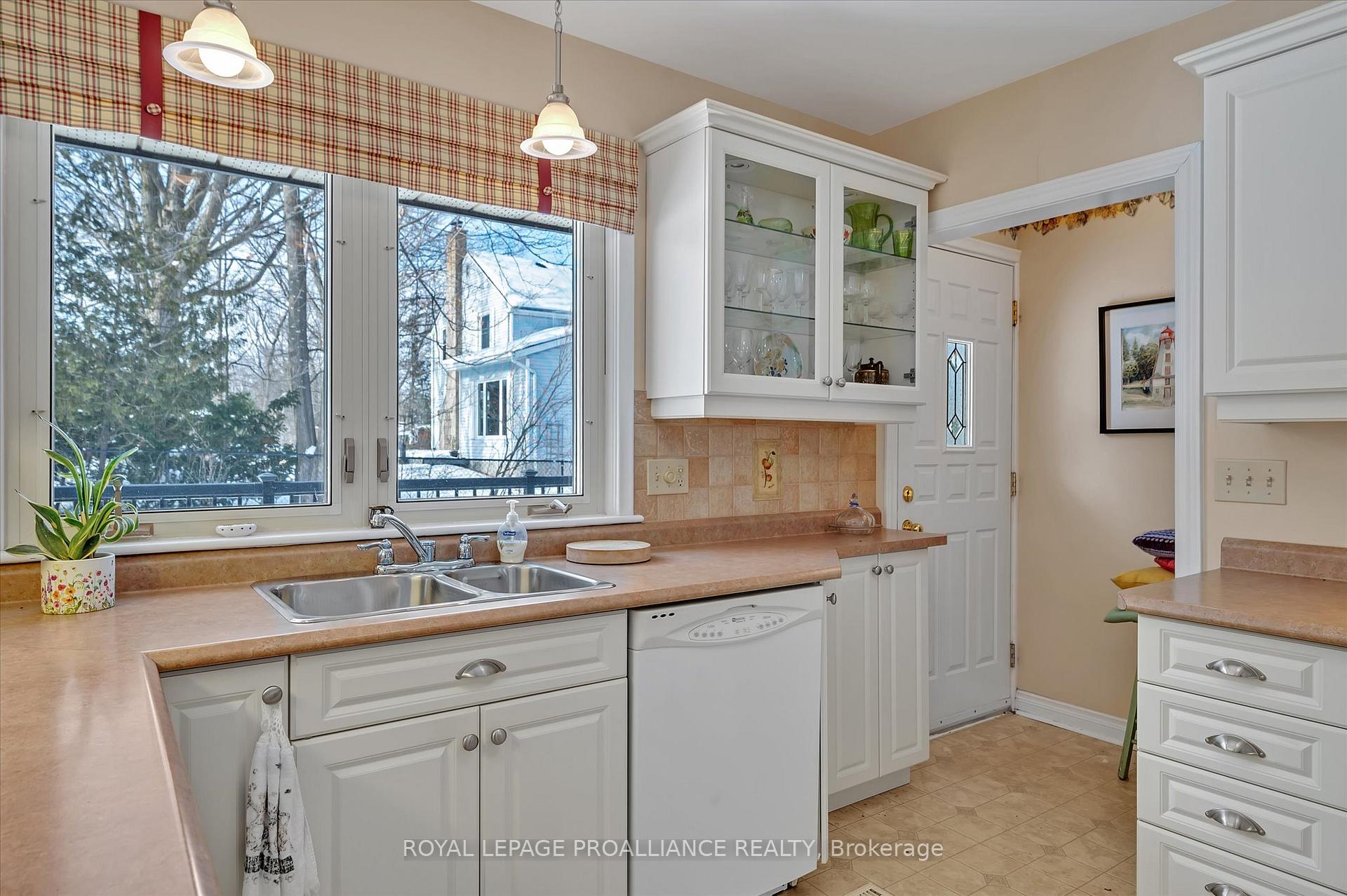 Photo 5 of 114 O'Carroll Avenue, Peterborough, Northcrest Ward 5 — HOMEH