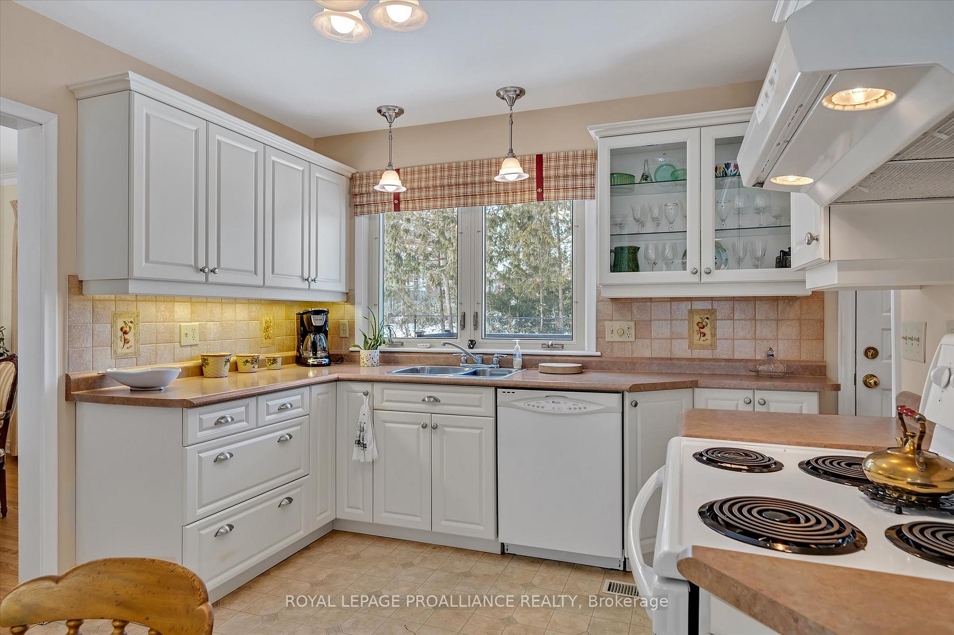 Photo 12 of 114 O'Carroll Avenue, Peterborough, Northcrest Ward 5 — HOMEH